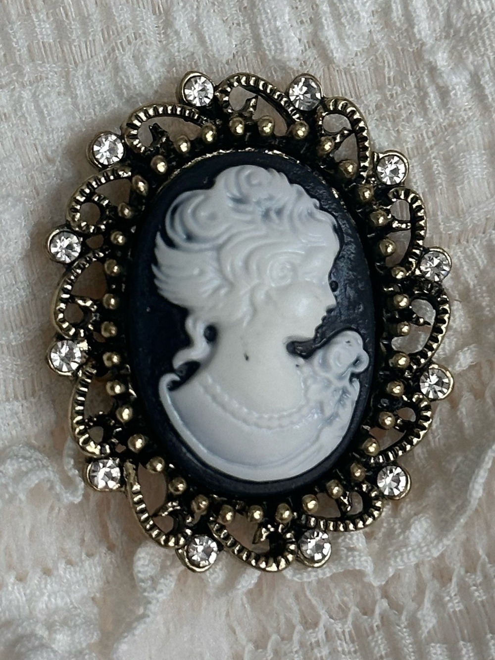 Vintage  Cameo Brooch in Black, White & Antique Gold